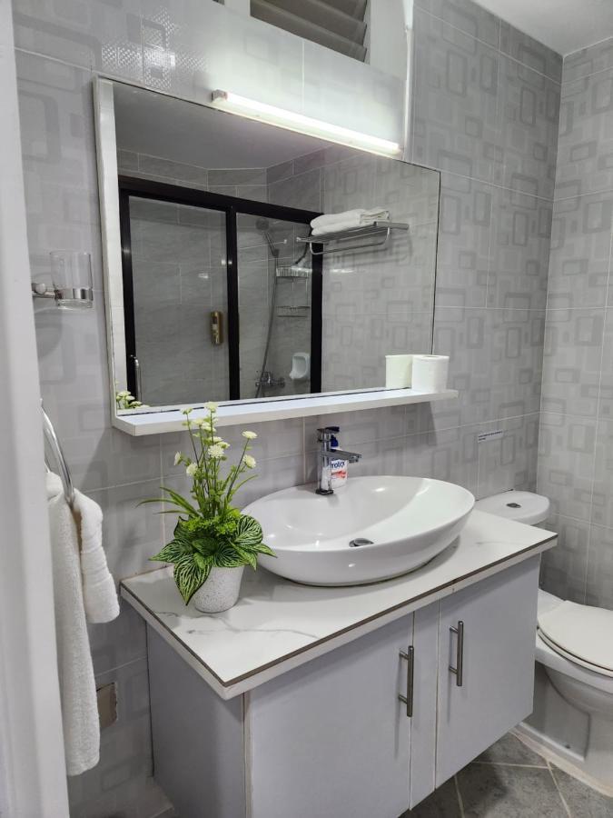 Condo Azur Suites: Stylish Airport Retreat with Netflix & Luxe Pool Lapu-Lapu City Exterior photo